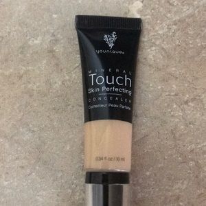 Younique mineral Touch skin perfecting concealer